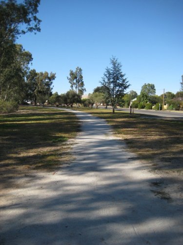 Koondrook walking track along railway right-of-way