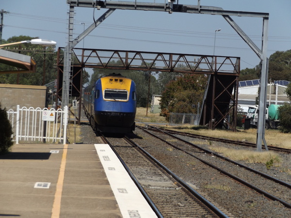XPT arriving at Culcairn at the start of the holiday, 2019-03-01.